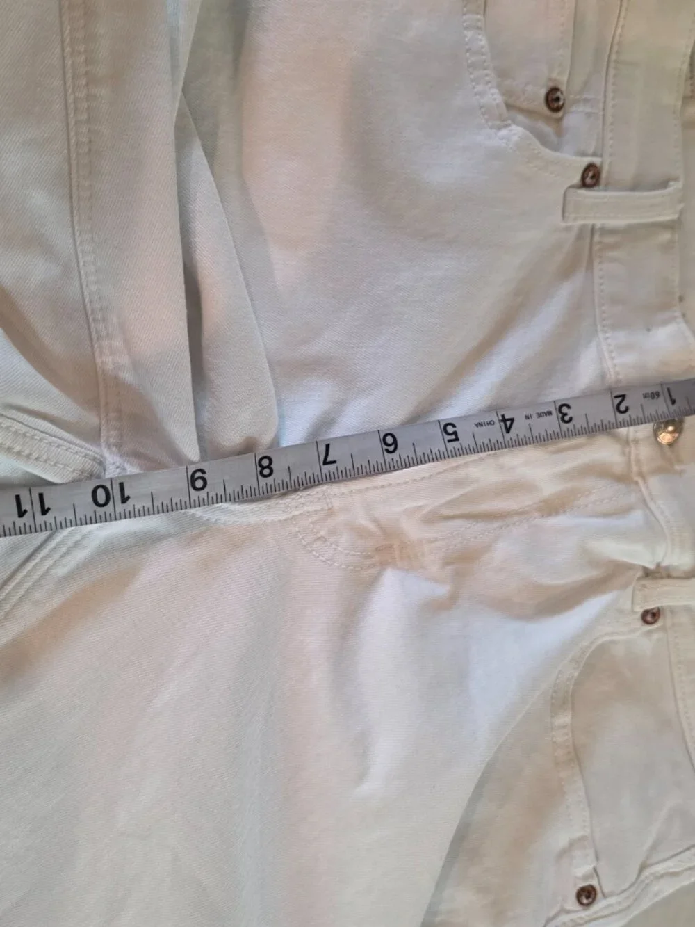 American Eagle Low Rise Baggy White Denim Shorts Size 8 NWOT